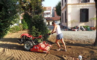 Lavorazione terreno con fresa interrasassi